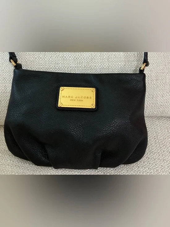 Marc Jacobs EUC Black Leather Classic Q
Percy Crossbody bag. - Picture 2 of 14